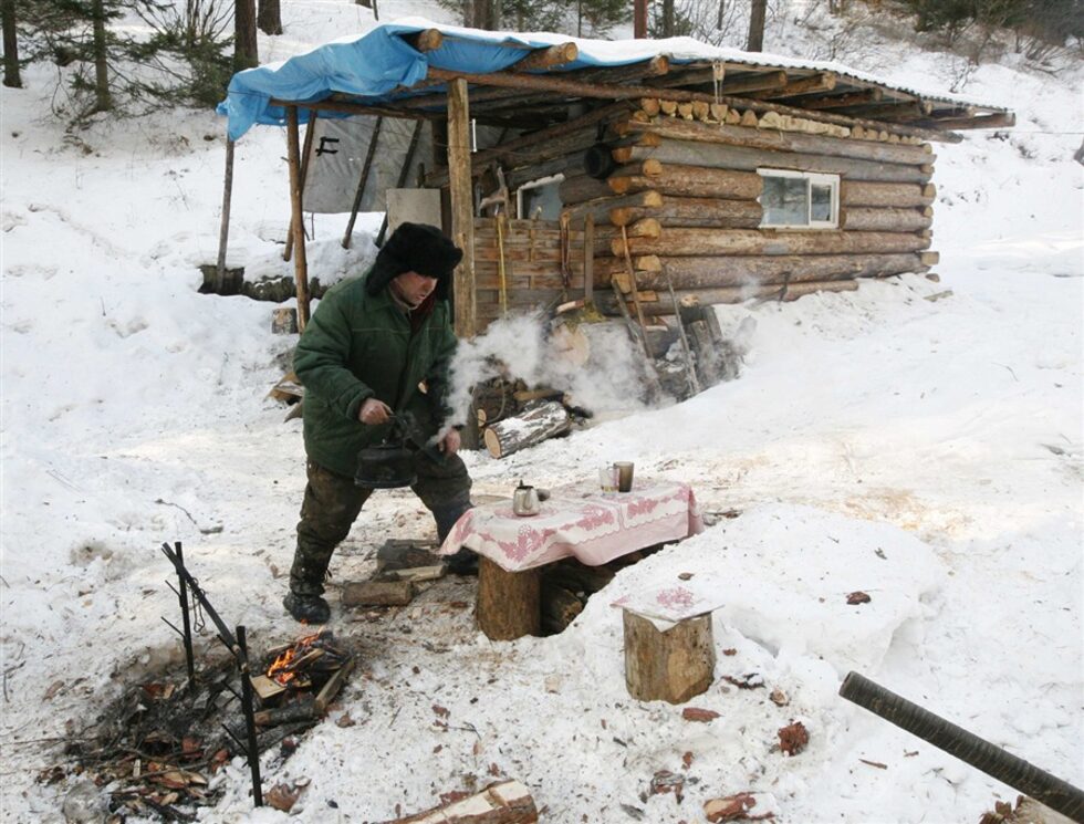 Изобретателят пред бокса на своята машина.