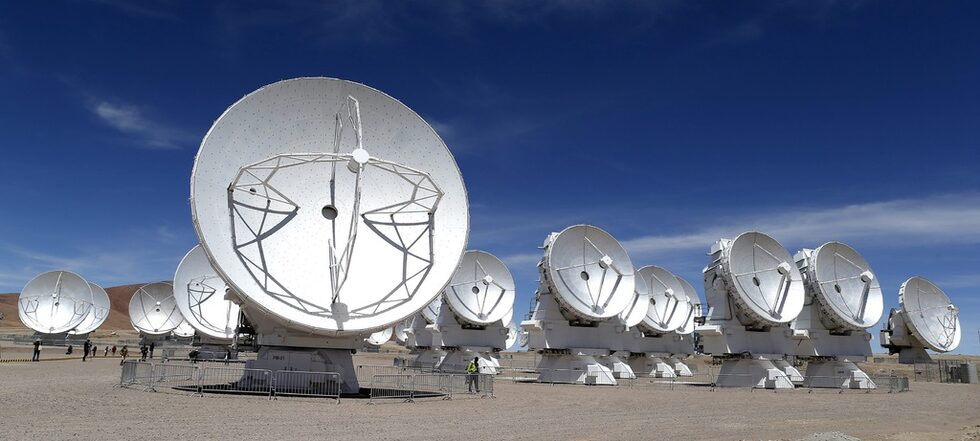 ALMA (съкращение от Atacama Large Millimeter/submillimeter Array) ще изучава дълбините на Космоса и ще се опита да проникне назад във времето, когато се е раждала Вселената.