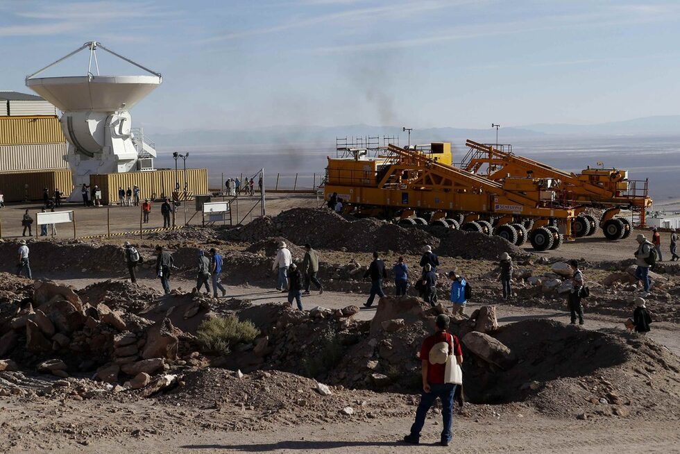 Също в покрайнините на Атакама се намира VLT (Very Large Telescope).