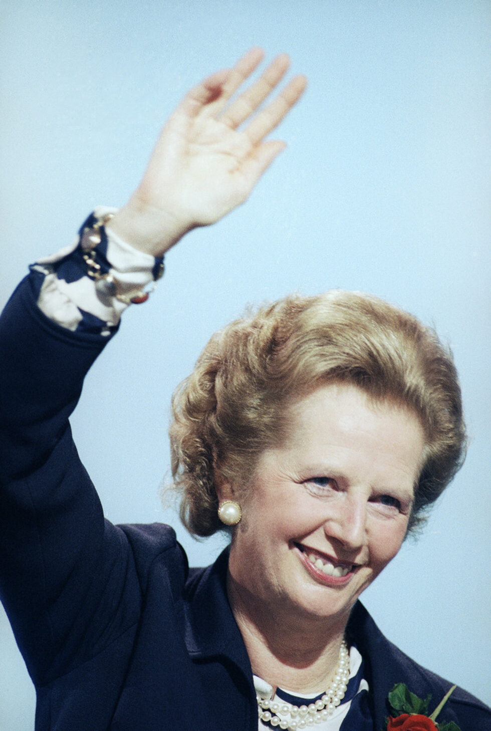 Тачър приветства поддръжници на партийна конференция на 10 октомври 1986 г., които я аплодират прави в продължение на 10 минути