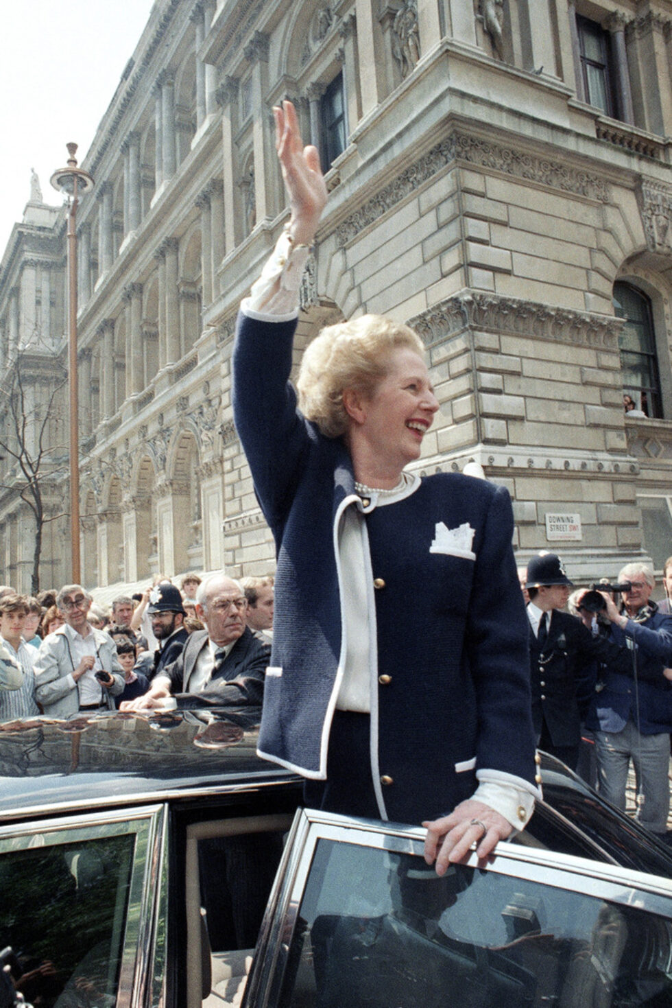 Тачър приветства събралите се в Лондон през 1987 г. след преизбирането си за премиер