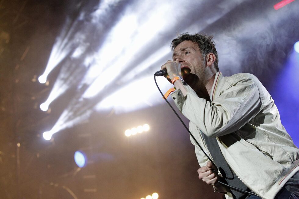 Другото голямо име в първата вечер на фестивала бяха британците Blur, които се завърнаха на музикалната сцена след дълго отсъствие, а според мнозина репортери, отразяващи събитието в Калифорния, изпълнението им е било от най-силните, виждани множество пъти от Глазгоу до фестивала "Гластънбъри".