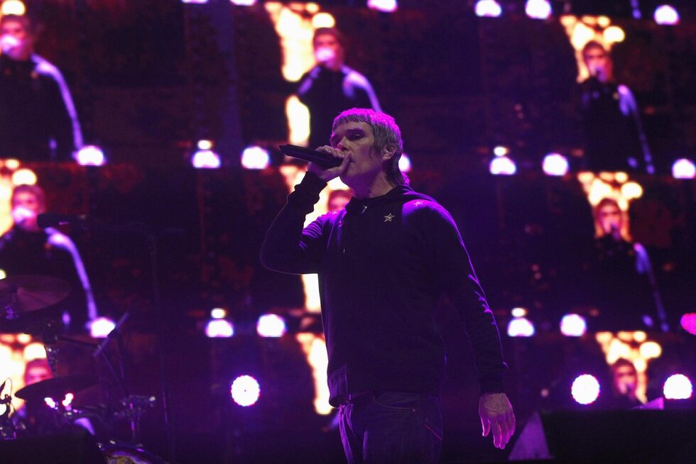 Иън Браун от британската банда The Stone Roses.<br /><br />Фестивалът Coachella започва като двудневно събитие през 1999 г. и постепенно прераства в три дни с над 150 изпълнители на шест отделни сцени, като една и съща програма се изпълнява в два последователни уикенда през април. 