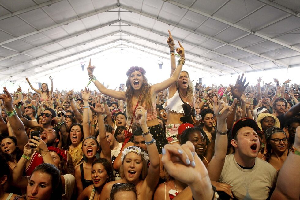Друга интересна подробност е, че фестивалът Coachella, както и редица други подобни на него, но особено този предизвиква голям интерес и у модните издания. Всъщност много от масовите производителите на облекла за млади потребители винаги имат свои разузнавачи на фестивала, които следят за нови тенденции и интересни модни хрумвания, които след това да пресъздадат и наложат. Затова и списанията и блоговете за мода също следят зорко събитието, макар и не толкова от музикалната му страна.