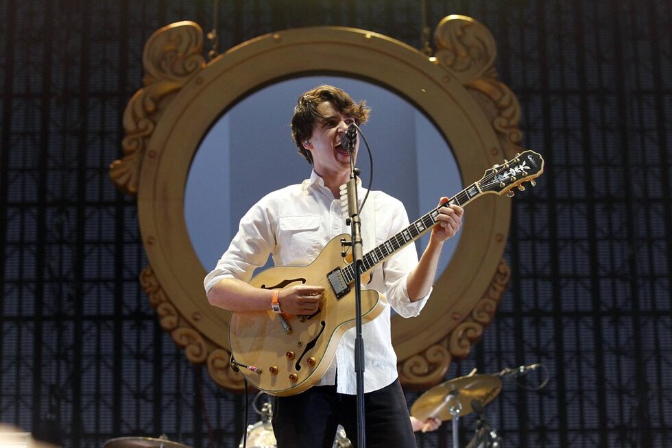 Със спускането на нощта на сцената се появяват и Vampire Weekend