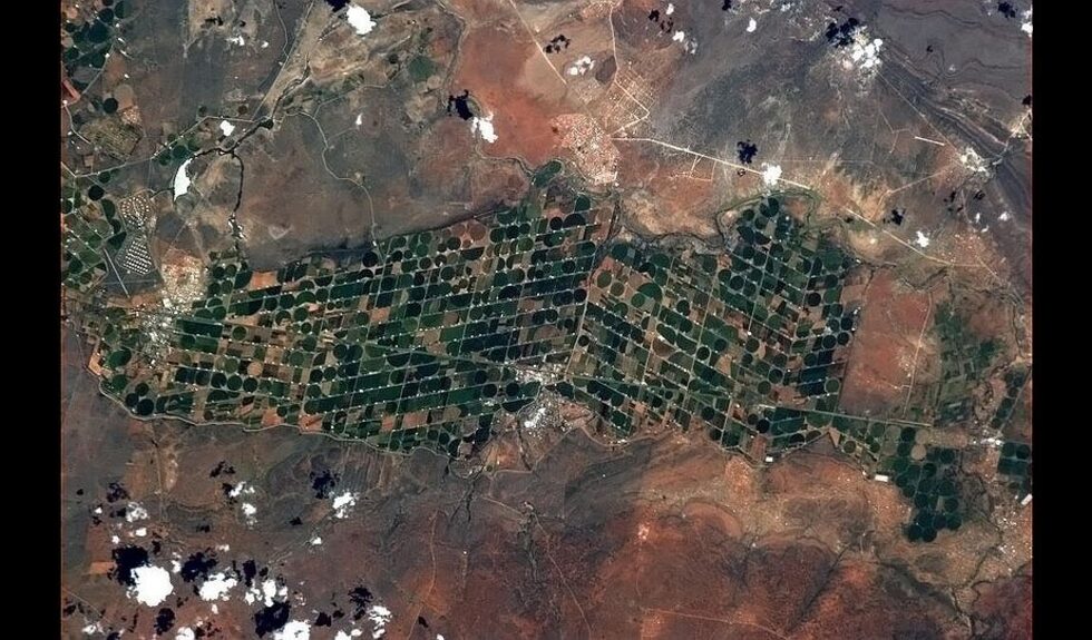 Вече развити в зеленина ниви около отделни сондажи за вода в Саудитска Арабия.