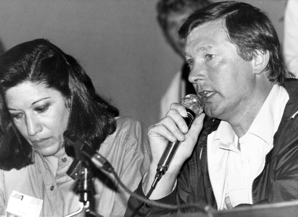 Фъргюсън поема "Манчестър юнайтед" на 6 ноември 1986 г. Тогава "червените дяволи" се намират в зоната на изпадащите, но в края на сезона завършват на 11-ото място. През първите си близо пет години шотландецът не печели нито един трофей, но след това успехите следват непрестанно.