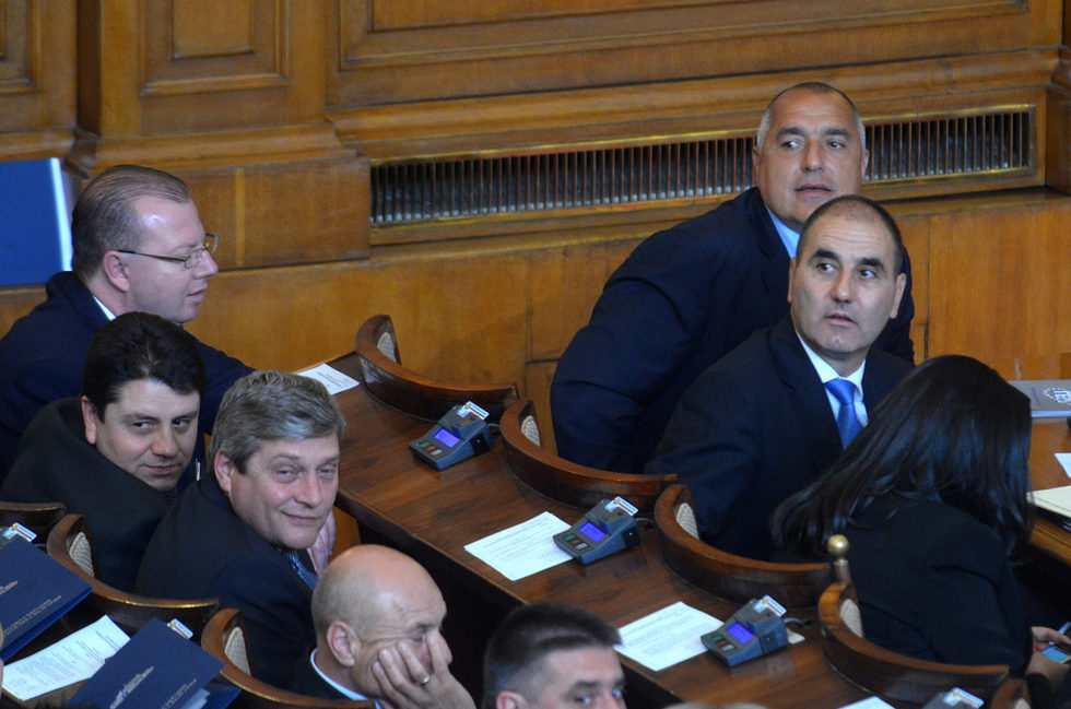 Лидерът на ГЕРБ Бойко Борисов обяви, че парламентарната му група ще бламира гласуването за подготвяното правителство начело с Пламен Орешарски (БСП) като откаже да се регистрира за участие в заседанието и попречи на провеждането му.