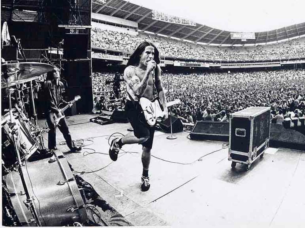 Red Hot Chili Peppers в началото на 90-те. Автор на снимката е Тони Уолискрофт.