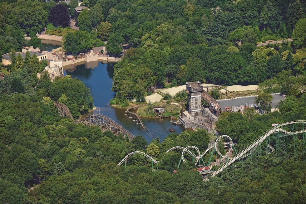 Откритият през 1952 г. увеселителен парк Efteling е един от най-старите в света и най-големият в Нидерландия. Площта му е два пъти по-голяма, отколкото на първия "Дисниленд" в Калифорния, а и е открит цели три години по-рано. Една от най-впечатляващите атракции е страховитата къща на духовета Villa Volta, където смелите гости имат чувството, че са обърнати с главата надолу. Удоволствието струва 32 евро за възрастните, а  децата под 4 г. влизат безплатно.