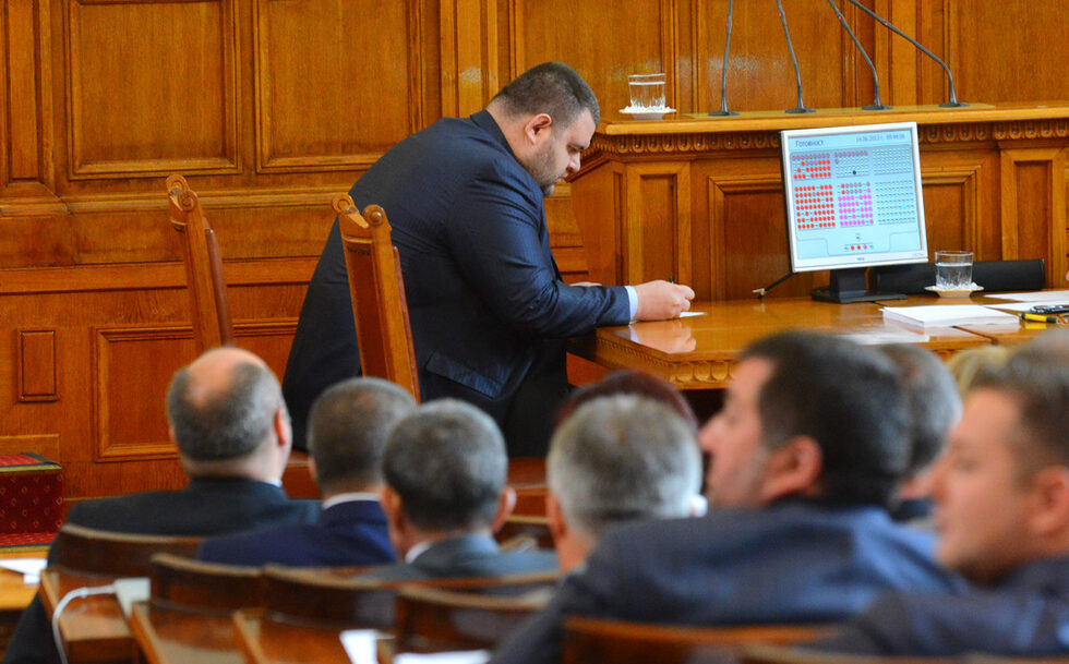 За разлика от миналия парламент, в това Народно събрание Пеевски идва редовно на работа и често взима думата, като за четирите седмици заседания успя на няколко пъти да влезе в <a href="https://www.dnevnik.bg/bulgaria/2013/05/22/2066018_peevski_i_cvetanov_v_zrelishten_sblusuk_v_parlamenta/" target="_blank">зрелищни сблъсъци</a> с бившия вътрешен министър и настоящ народен представител от ГЕРБ Цветан Цветанов.