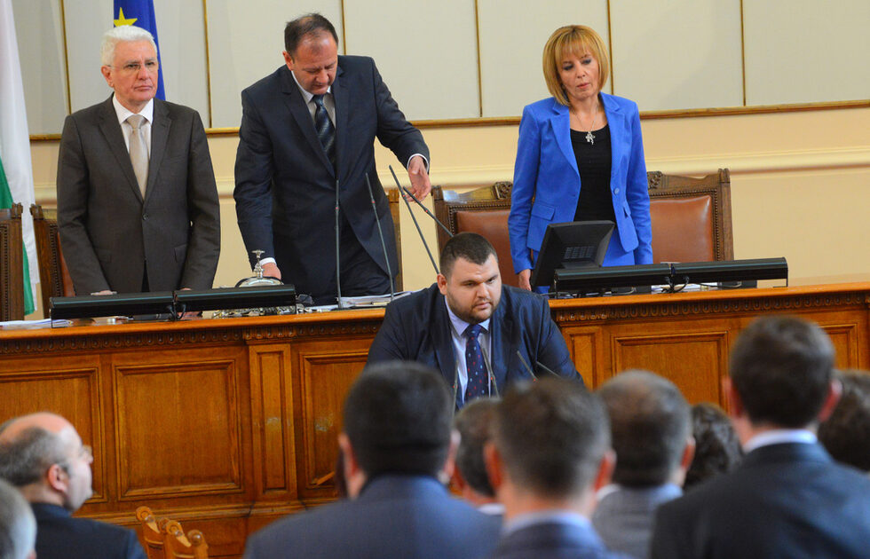Малко повече от месец преди да навърши 33 години депутатът от ДПС <a href="https://www.dnevnik.bg/bulgaria/2013/06/14/2081376_za_15_minuti_parlamentut_izbra_delian_peevski_za_shef/" target="_blank">Делян Пеевски беше избран за шеф</a> на службата с най-много оперативни, разследващи и разузнавателни правомощия в България - Държавната агенция "Национална сигурност" (ДАНС). <br /><br />Преди да достигне Христовата възраст Пеевски вече има зад гърба си респектираща обществена кариера. Вижте я в снимките на "Дневник".