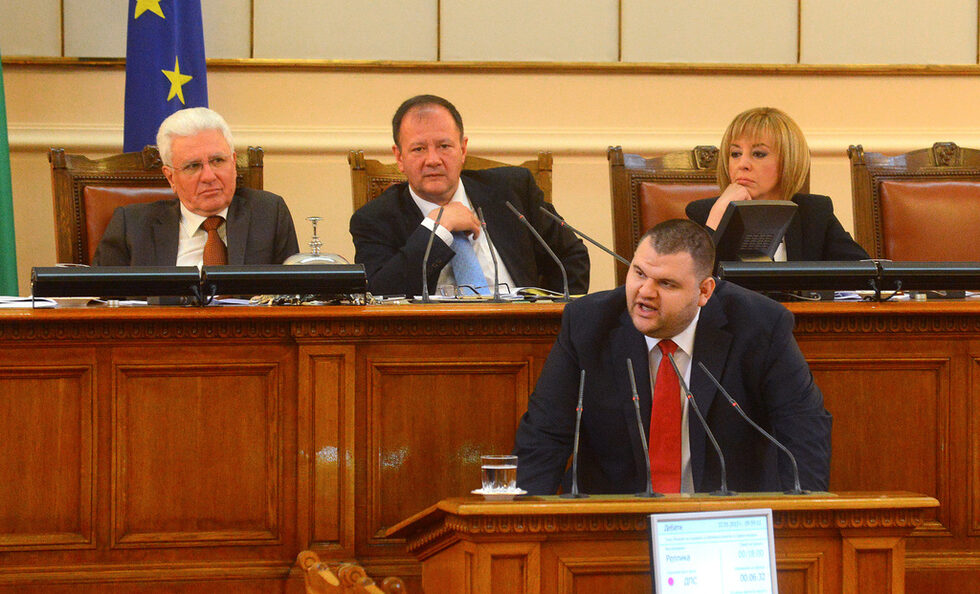 <a href="http://www.dnevnik.bg/bulgaria/2013/05/22/2066018_peevski_i_cvetanov_v_zrelishten_sblusuk_v_parlamenta/" target="_blank">Пеевски обяснява от парламентарната трибуна на Цветанов</a>, че няма право да обсъжда работата на парламентарните комисии, преди да даде обяснения за СРС-тата и незаконното подслушване. "Уведомихте ли комисиите, когато го правехте? Имайте срам, погледнете ме в очите!", обърна се той към бившия вътрешен министър, като повиши тон.<br />
