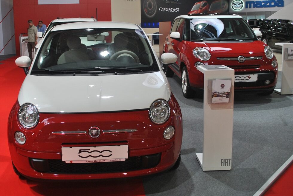 Фиат 500 и Фиат 500 L (в дясно), който прави българската си премиера