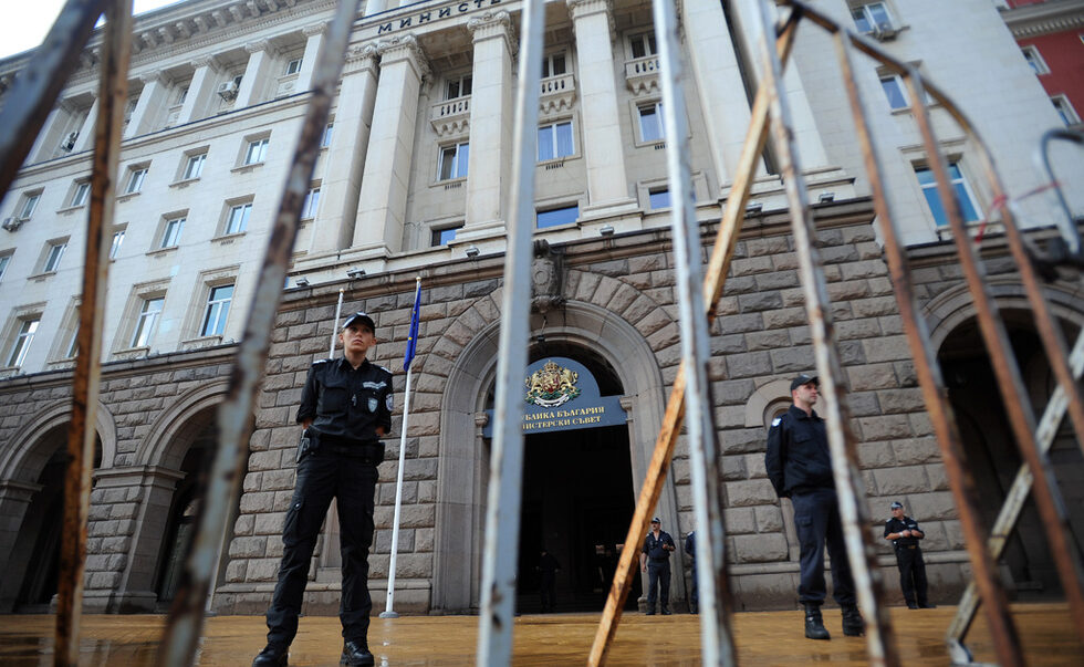 Над 10 000 души се събраха в пиковия момент на протеста в София в петък вечер срещу избора на депутата от ДПС Делян Пеевски за шеф на ДАНС.<br /><br />Той беше организиран през "Фейсбук" събитие веднага след решението на парламента и до края на деня почти 50 000 души заявиха участие. Протести имаше и в други градове на страната.<br /><br />В тази галерия са събрани кадрите на фоторепортерите на "Дневник" Юлия Лазарова и Красимир Юскеселиев, както и няколко други снимки.<br /><br />Репортаж от събитието <a href="http://www.dnevnik.bg/bulgaria/2013/06/15/2082228_protest_za_cennostite/" target="_blank">четете тук </a>.<br />Хронология на протеста - <a href="http://www.dnevnik.bg/bulgaria/2013/06/14/2081879_nad_10_000_izliazoha_na_protesta_sreshtu_delian/" target="_blank">тук</a>.<br />