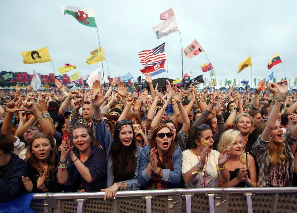 Glastonbury, най-големият музикален фестивал в света, се проведе през уикенда, като съществуващото от 1970 г. събитие отново обедини някои от най-големите звезди на съвременната музика на едно място. Фестивалът също така постави рекорд по посещаемост - над 100 000 хиляди души са споделили емоцията. На снимката: публиката преди изпълнението на едно от най-актуалните имена в британската музика - инди рок групата Alt-J