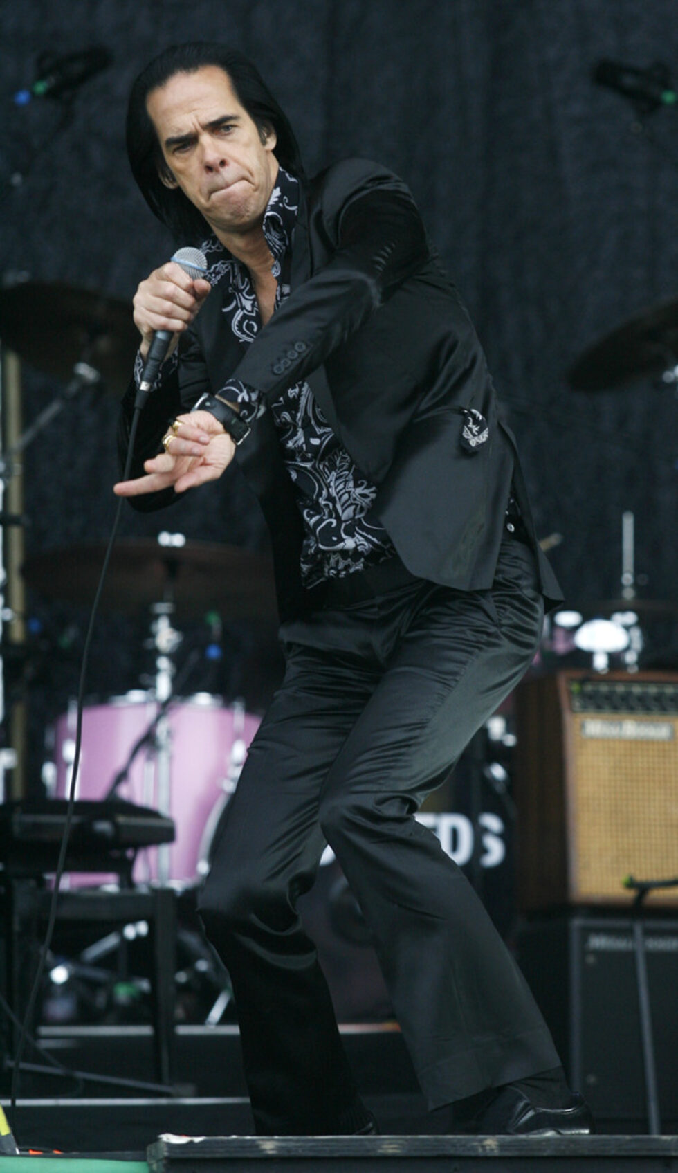 След издаването на Push The Sky Away, Nick Cave & The Bad Seeds започнаха световно турне, а Glastonbury е поредната спирка от него