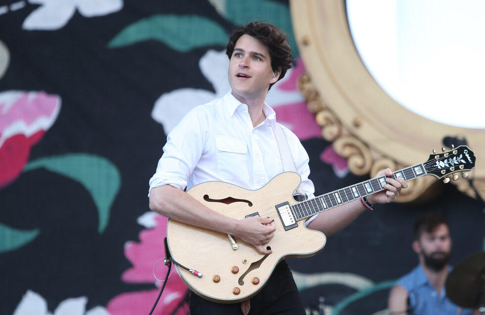 Езра Коениг от завърналите се с нов албум Vampire Weekend. Една от големите изненади на фестивала беше съвместния кавър от Mumford & Sons и Vampire Weekend на With a Little Help From My Friends на The Beatles.