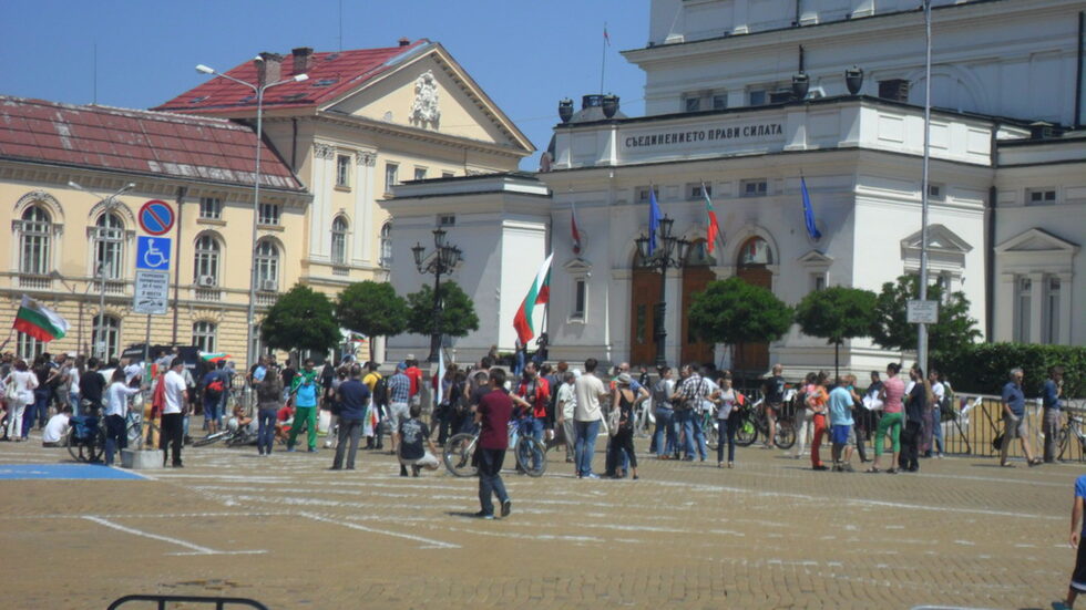 На протест пред парламента.Едни от първите.
