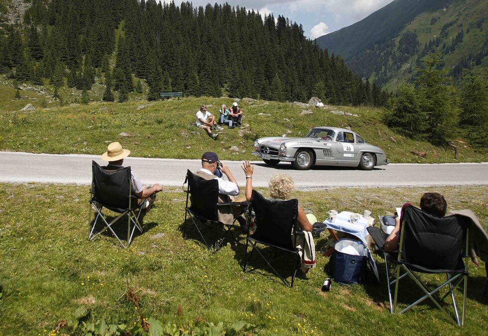 Mercedes-Benz 190 SL от 1956 година минава покрай зяпачи по пътищата на Стирия.<br />