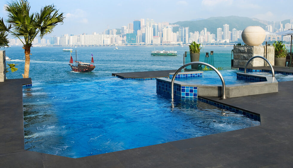 Разположен на брега на полуостров Коулун, хотел "Intercontinental Hong Kong" предлага гледка към Хонконг и пристанище Виктория. Оптическа илюзия създава усещането, че басейнът на покрива на хотела се излива в морския залив.<br />