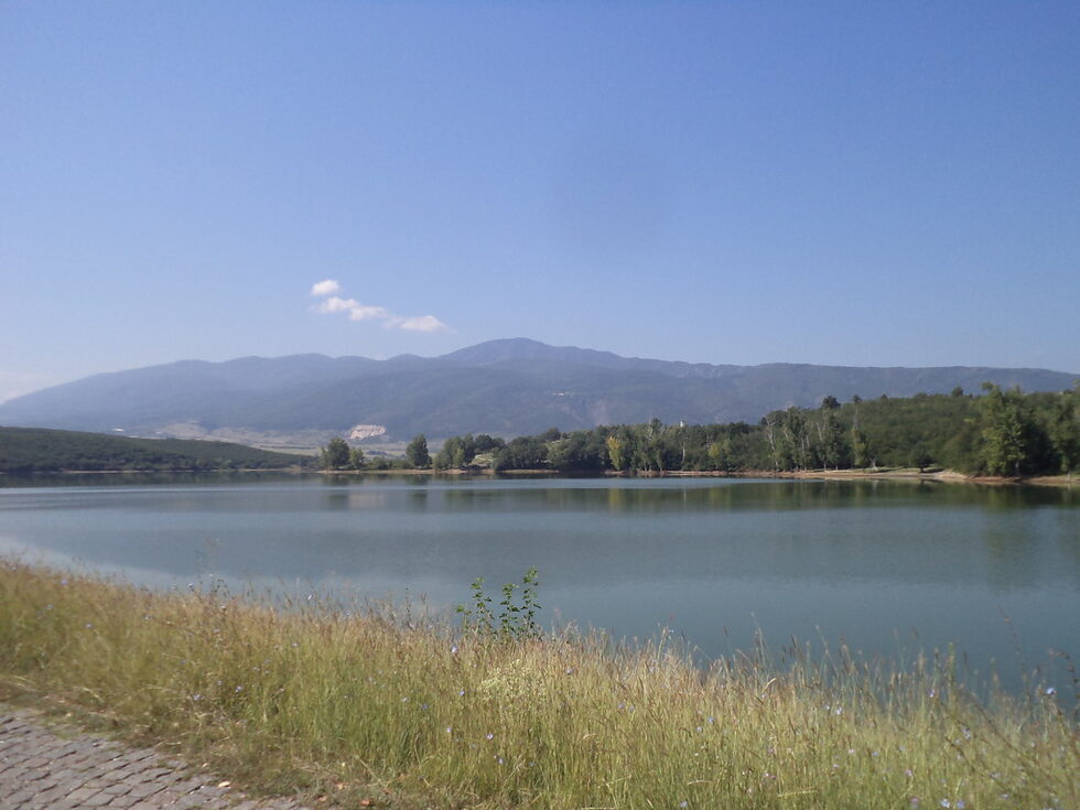 Язовир<a href="http://www.dnevnik.bg/photos/2013/07/30/2113131_fotogaleriia_totalno_razpuskane_na_iazovir_krai/?pic=3#picture" target="_blank"> "40-те извори"</a> е на няколко километра източно от Асеновград. Построен е през 1967 година за напояване на плодородната Тракийска низина. Закътани заливи са любимо място за риболов или разхлаждане в сравнително чистите води на язовира. Тук мирише на развалени яйца, част от многобройните извори на дъното на язовира са минерални.