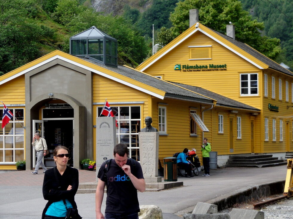 Една част от него - Nærøyfjord, намираща се между Флам и Гудванген, е част от Световното наследство под закрилата на ЮНЕСКО.