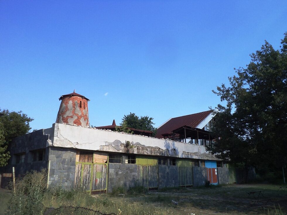 На брега на язовира има гребна база с хангари, на която лагер-сборове преди важни състезания са правили гребци на "Тракия" и други отбори.
Вижте състоянието на хангарите за съхранение на лодките!