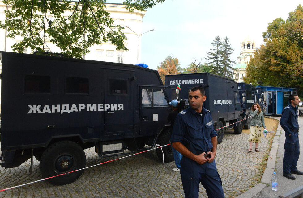 Протест срещу кабинета "Орешарски" и хора подкрепящи правителството бяха на броени метри едни от други. Полицията попречи двете групи да се засекат и да възникне проблем.