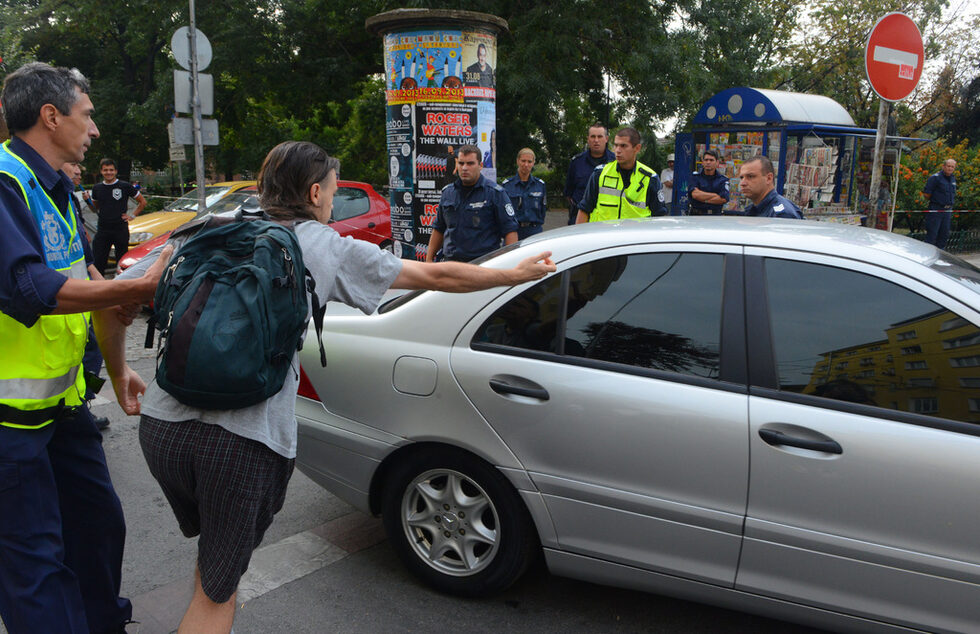 Най-горещо беше в района на кръстовищата на ул. "Раковски" и "Московска". Много хора бяха заели позиция там, за да причакат служебните коли на парламента и се опитаха да не ги пуснат да минат.