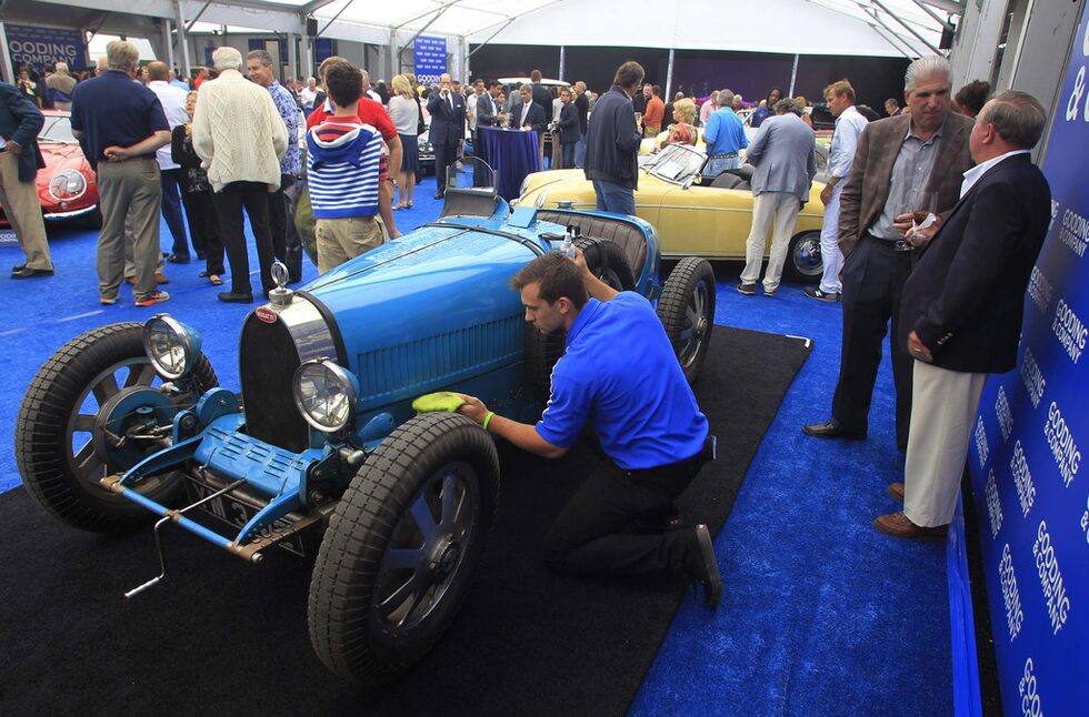 В рамките на конкурса се провежда и аукцион за ретро автомобили, като това Bugatti Type 35 Grand Prix от 1926 година.