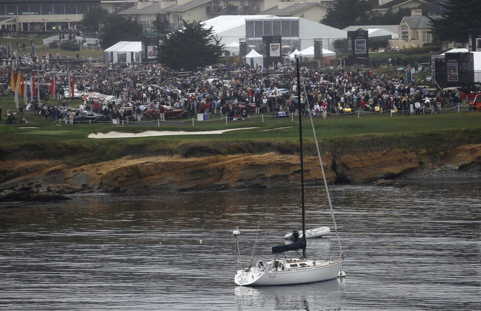 Конкурсът за ретро автомобили Pebble Beach Concours d’Elegance, който се провежда в едноименния голф клуб, води началото си от 1950 година, а от 39 години е през август. От 1985 г. борбата за титлата "Най-добър автомобил на шоуто" и останалите награди винаги е през третата неделя на август. Тази година на 18 август бяха излъчени победителите в над 20-те категории. В тази галерия ви показваме по-интересните експонати и отличени модели
