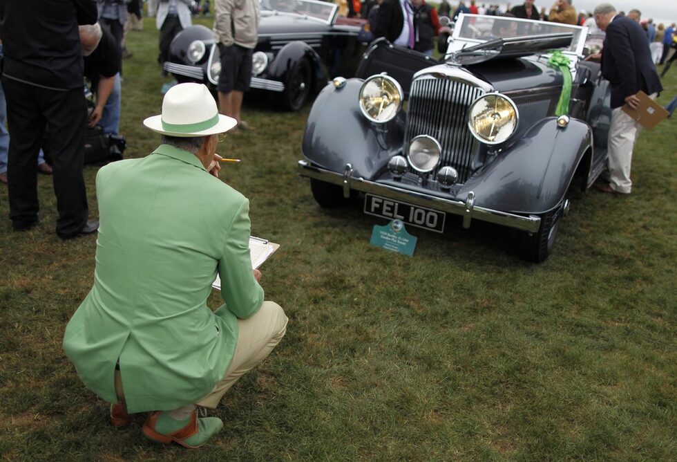 Съдия Джим Хил разглежда Bentley Vanden Plas Tourer от 1939 година.