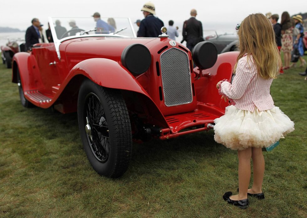 Момиченце стои през Alpha Romeo 8C 2300 Figoni Tourer от 1933 година.