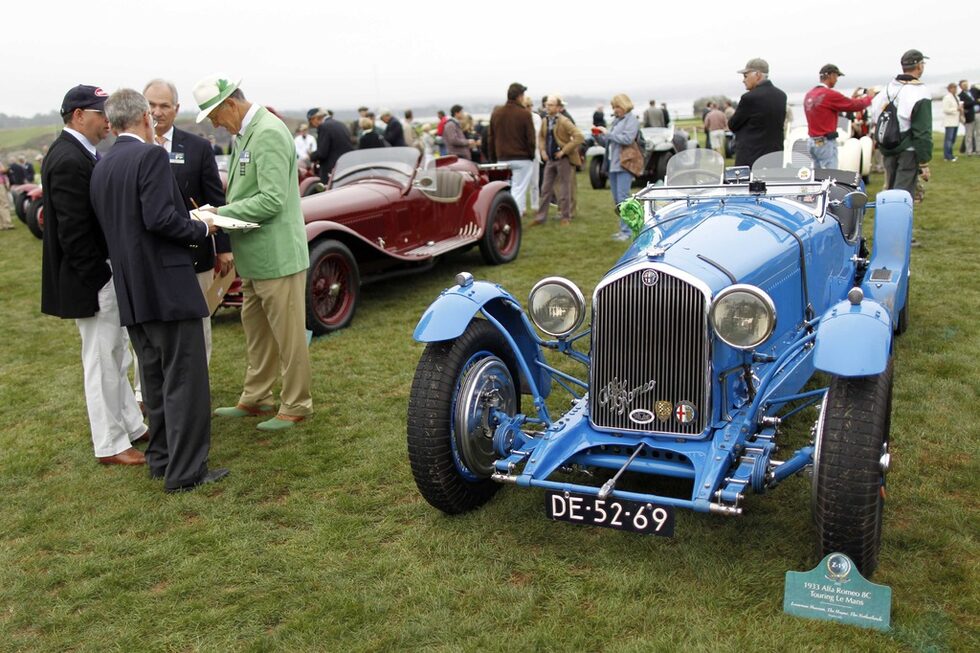 Съдии на надпреварата сверяват бележките до Alfa Romeo 8C Touring Le Mans от 1933 г.