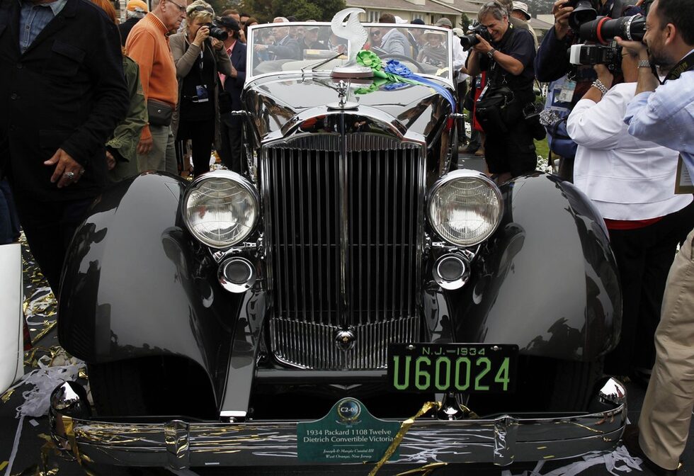 Най-престижната награда "Най-добър автомобил на шоуто" отиде при тоци Packard 1108 Twelve Dietrich Convertible Victoria от 1936 година.