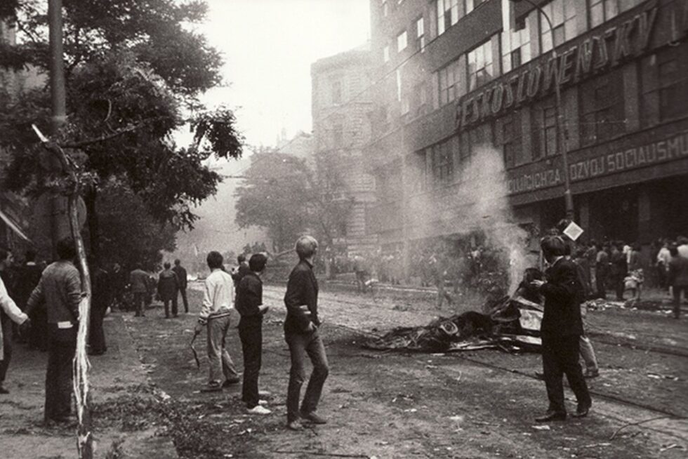Уплашени да не се повторят събитията от Унгария през 1956г. и да не би настроенията за реформи да плъзнат на изток, СССР и няколко партньори решават да извършат военна интервенция в братската държава.