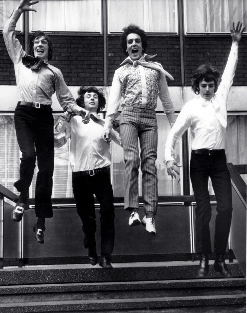 Днес бившият член на Pink Floyd Роджър Уотърс става на 70 години. Рожденият му ден го намира на път за поредната обиколка от тригодишното турне, възраждащо албума The Wall на Pink Floyd от 1979 г. и преминало през София в края на август. Шоуто се превърна в едно от най-обсъжданите музикални събития както заради това че обедини няколко поколения, така и заради надписа "Оставка" на "стената" на спектакъла.
На снимката: Роджър Уотърс (най-вляво) с Pink Floyd през 1967 г., периода им със Сид Барет на вокалите.