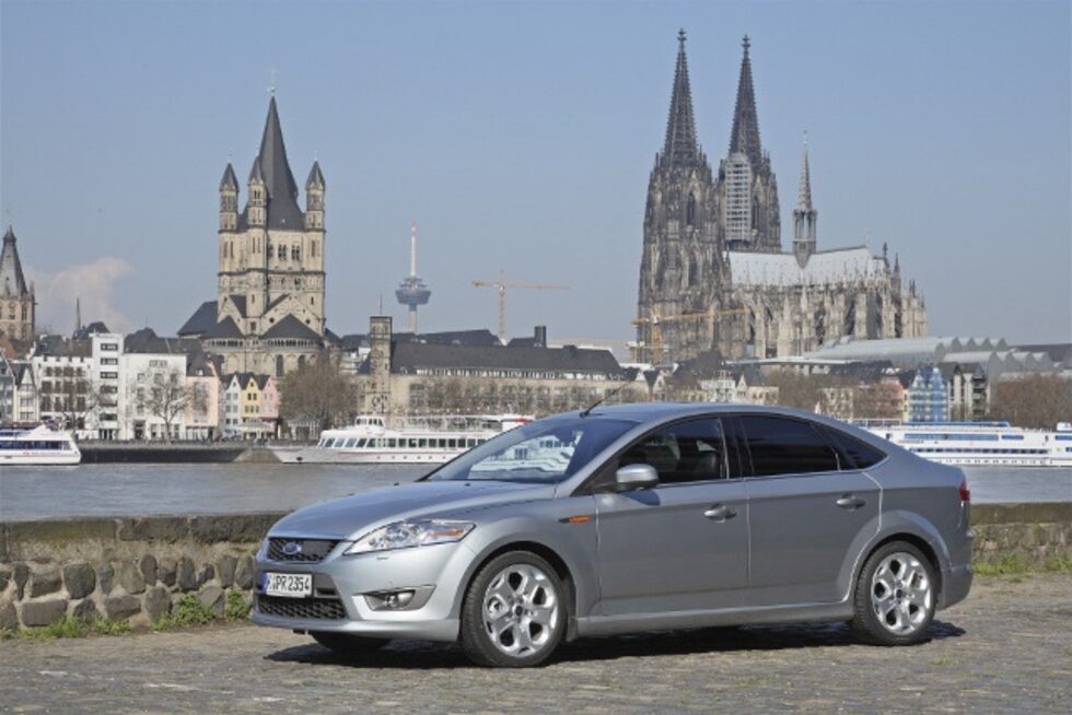 Трето поколение на <a href="http://www.dnevnik.bg/skorost/2006/10/09/286346_mondeo_ford_mondeo/" target="_blank">&quot;Мондео&quot; се появи през 2007 г</a>., като колата на Бонд във филма &bdquo;Казино Роял&ldquo;. В него вече имаше адаптивен круиз контрол, активно окачване и системата Easy Fuel, предпазваща от зареждане с грешното гориво.&nbsp;<br />
<br />
<br />
<br />