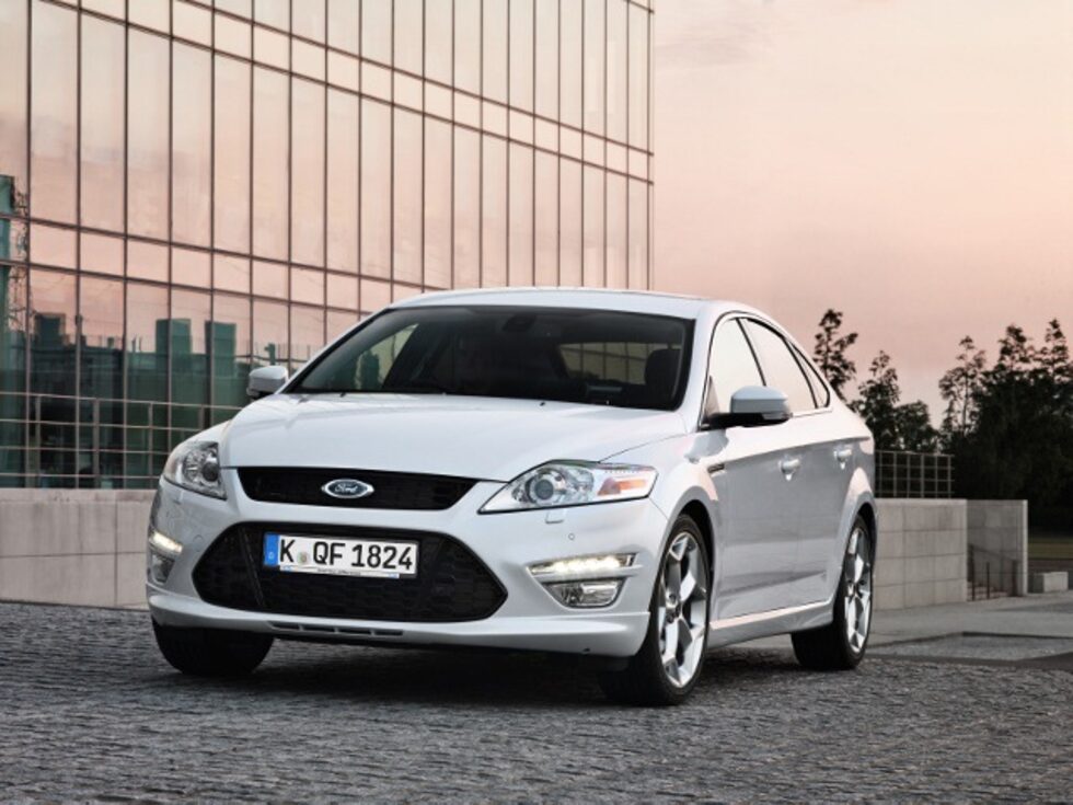 <a href="http://www.dnevnik.bg/skorost/2010/03/30/880828_nov_dizelov_motor_i_atraktivna_viziia_za_ford_mondeo/" target="_blank">&quot;Мондео&quot; мина през фейслифт</a> през 2010 г. с добавени ново поколение EcoBoost двигатели и нови технологии, като системата за предупреждение за напускане на пътното платно и автоматични дълги светлини и т.н.&nbsp;<br />
<br />
<br />
<br />