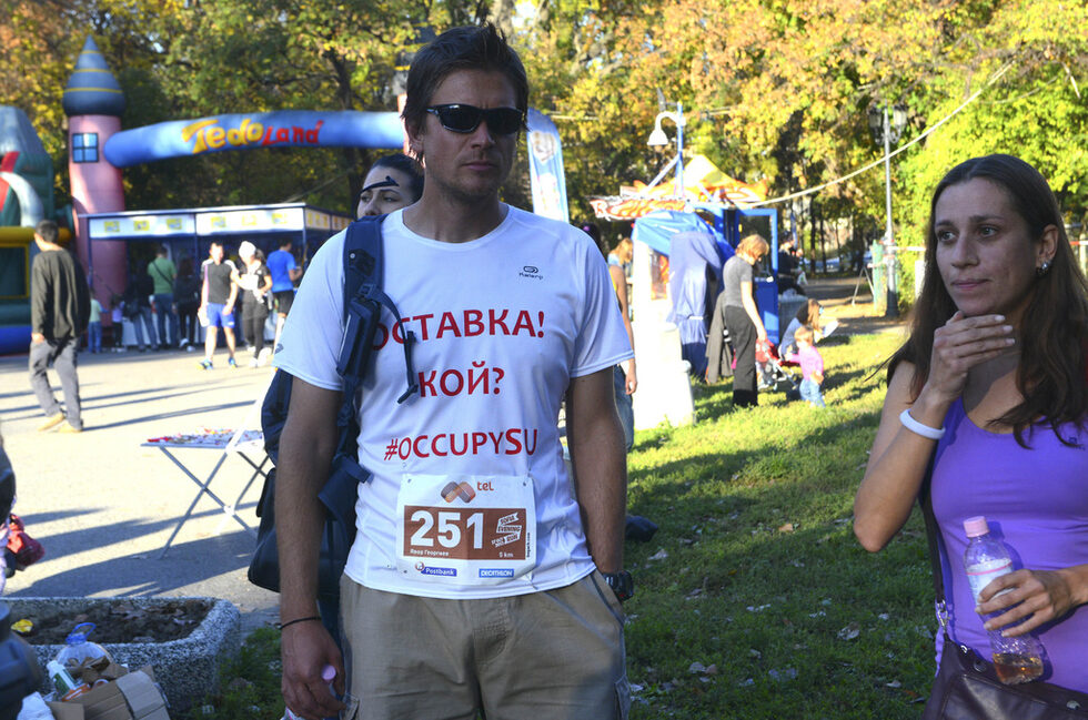 Подобно на <a href="http://www.dnevnik.bg/photos/2013/10/06/2155152_fotogaleriia_na_sofiiskiia_maraton_imashe_i_biagashti/">софийския маратон отпреди три седмици</a> в Борисовата градина също имаше много бягащи с фланелки с надпис "Оставка".