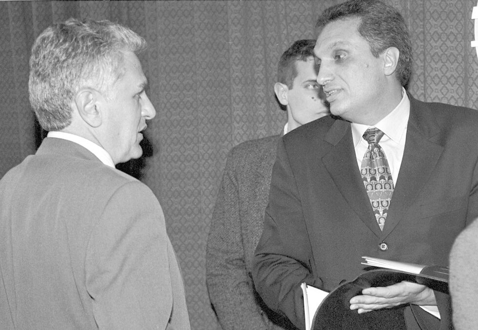 По-късно Бисеров и Цонев поискаха Костов да се оттегли или от премиерския пост, или като лидер на синята партия, вследствие на което и дойде изключването им от СДС на 27 февруари 2001 г. Политическите аргументи, че това е заради настояването им за сближаване на синята партия с движението, бяха само параван, зад който останаха скрити другите аргументи за отстраняването им – опитът за разцепление на СДС и за дестабилизация на правителството на Костов и негативният образ, който вече имаше Бисеров в обществото – на "човека с куфарчето".