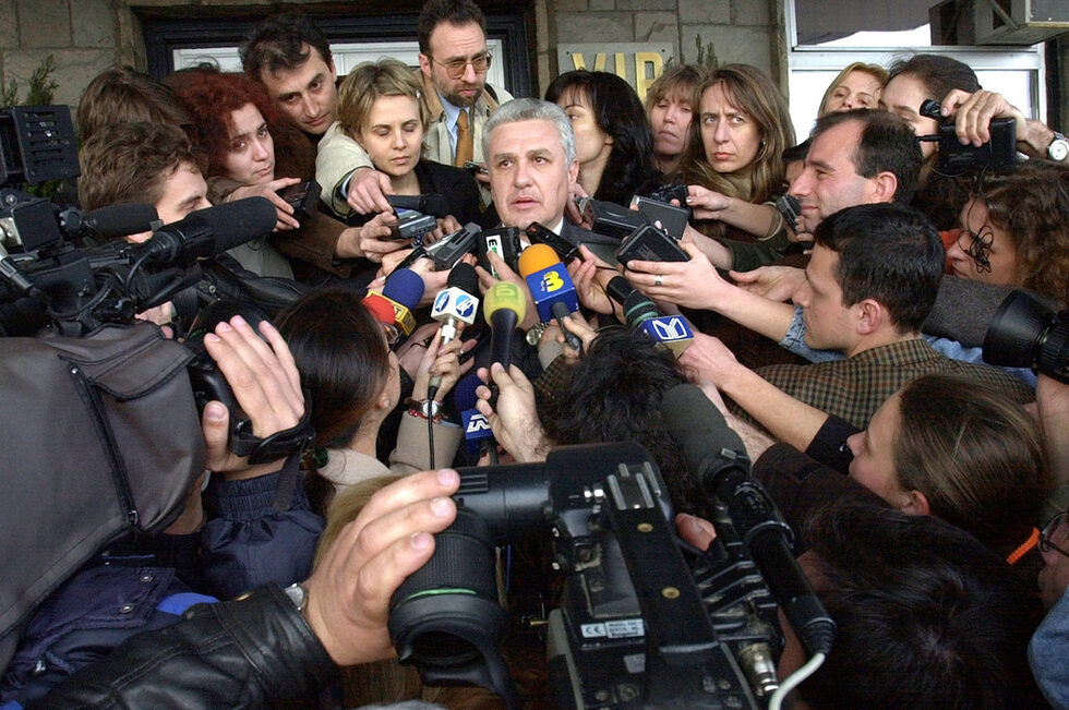 Христо Бисеров пред журналисти, след завръщането му от Мадрид на 14 март 2001г. Смята се, че той има заслуги за връщането на Симеон Сакскобургготски в България и в политиката.