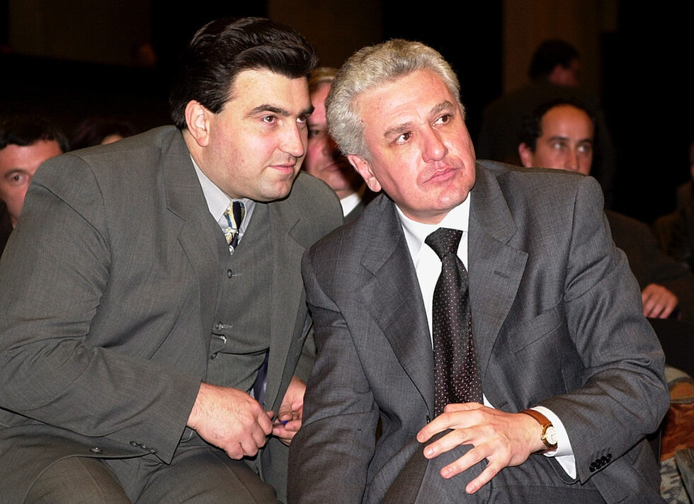 Кадърът е от 1 април 2001 г. Тогава Бисеров учредява консервативен съюз "Екип". На снимката е с Александър Урумов (от години той е PR на БНБ). Партията се сформира от членове на парламентарната група за диалог и партньорство на Христо Бисеров. На конференцията присъстват бивши членове и депутати от СДС. Приет е и меморандум в подкрепа на българския монарх Симеон ІІ.
