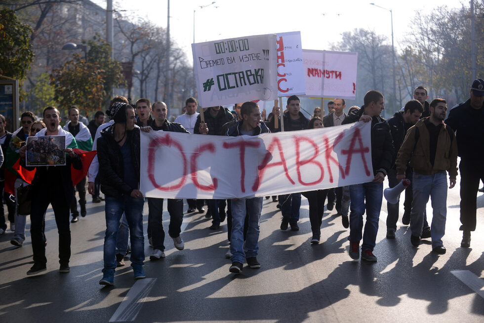 Няколко хиляди души днес излязоха на протест с искане на оставката на кабинета на Пламен Орешарски. Идеята беше да се проведе национален протест под надслов "Поход на справедливостта".