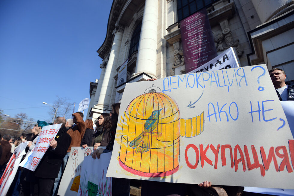 Фотогалерия: От символичната оставка до изгорените портрети на Орешарски и Сидеров