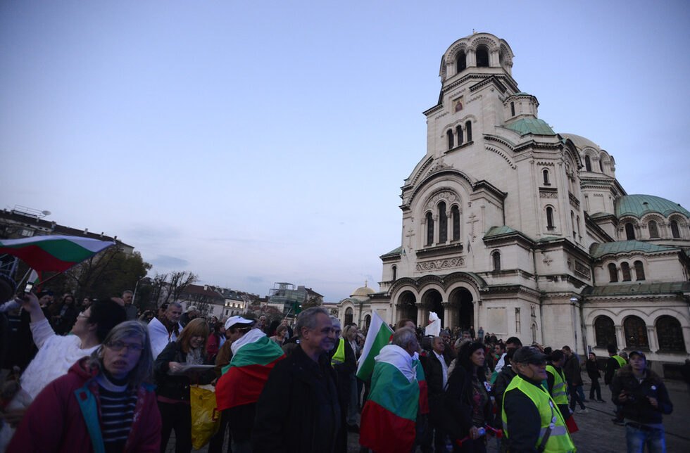 Около 2 хиляди души се събраха тази вечер на концерта в подкрепа на протестите и университетските окупации пред храм-паметника "Св. Ал. Невски". Това е втората поредна подобна изява след концерта пред Ректора миналия уикенд, който обаче беше организиран спонтанно от протестиращи и с по-подчертано рок и ъндърграунд насоченост.