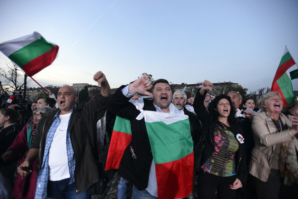Организатор беше <a href="http://www.dnevnik.bg/razvlechenie/2013/11/06/2176385_muzikanti_shte_podkrepiat_okupaciite_i_shte_kajat_stop/" target="_blank">инициативният комитет "Чисти ръце"</a>, а мотото е "Вдигни очи: стоп на псевдопрехода". Водещ на шоуто беше Камен Воденичаров, който се включи и с изпълнение на популярната си песен от 90-те "Не съм избягал". Между изпълненията той многократно акцентира върху важността студентите да бъдат подкрепени в този момент.