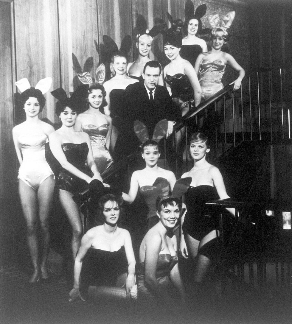 През пролетта на 1953 г. Хю Хефнър, който завършва психология в университета в Илинойс през 1949 г. и след това работи за списание "Ескуайър" (Esquire), след това отдел продажби и маркетинг на Publisher's Development Corporation in sales and marketing, както и като мениджър на тираж и разпространение на списание Children's Activities, вече планира елементите на свое собствено списание. Първоначалният му план е да го кръсти Stag Party. Основава HMH Publishing Corporation и привлича своя приятел Елдон Селърс да работи с него и да намери инвеститори. Издателят на друго мъжко списание за приключения на име Stag се свързва с Хефнър и го информира, че ще го съди, за да защити запазената си марка, ако той пусне списание с името Stag Party.<br />
<br />
Тогава Хефнър, съпругата му Мили и Селърс се срещат, за да измислят ново име, обмисляйки варианти като Top Hat, Gentleman, Sir', Saty, Pan и Bachelor преди Селърс да предложи Playboy.<br />
<br />
На снимката: Хю Хефнър, вече основател и председател на Playboy Enterprises, Inc. на снимка насред група от "зайчета" в Playboy Club в Чикаго около 1960 г.