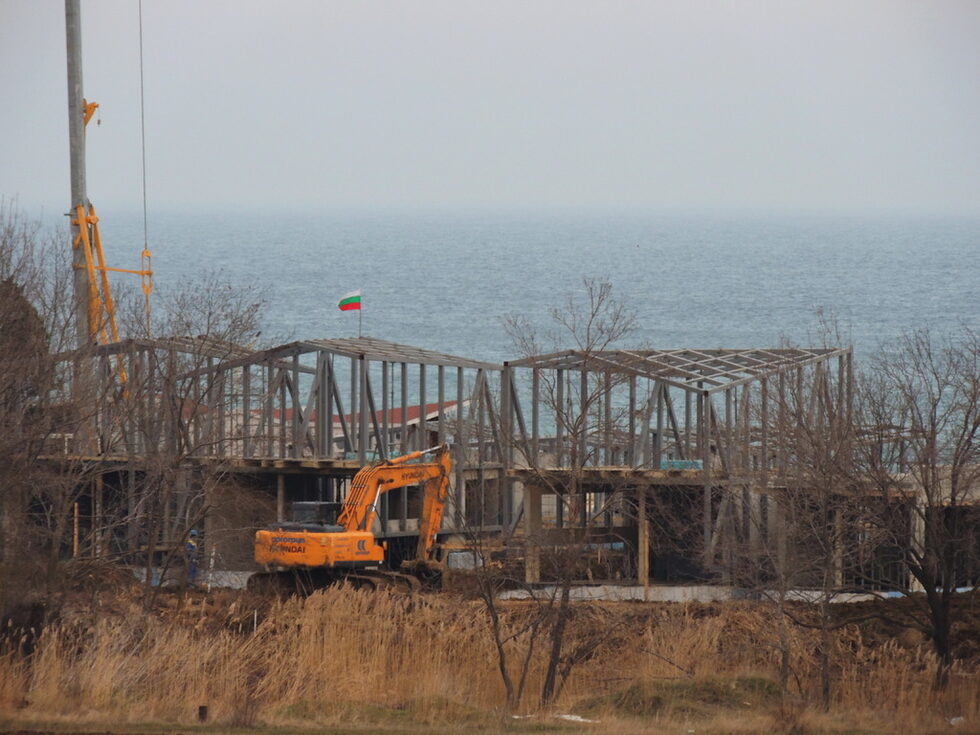 Бъдещото вилно селище на плажа "Иракли" се строи само на метри от морето.